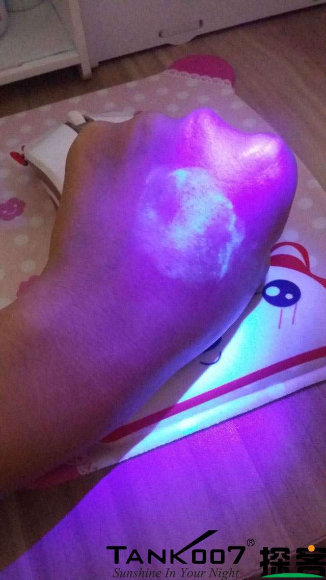 客戶買了紫光手電驗(yàn)熒光劑，先拿面膜大姨媽巾開(kāi)刀 