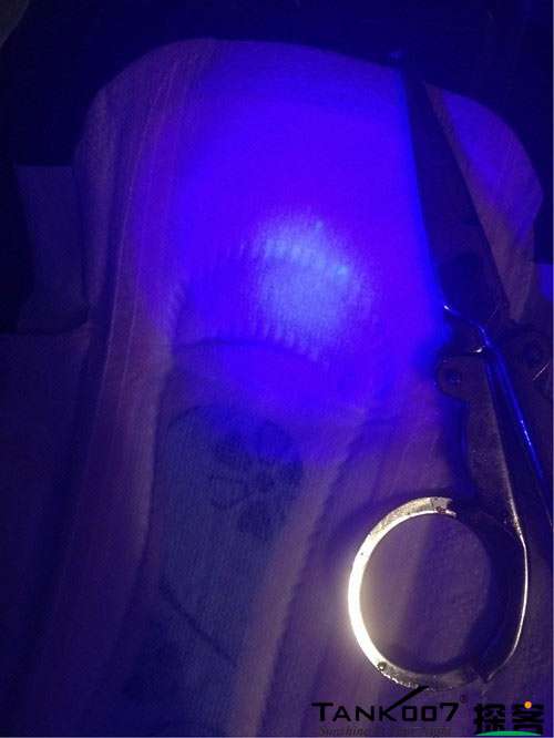 客戶買了紫光手電驗(yàn)熒光劑，先拿面膜大姨媽巾開(kāi)刀 