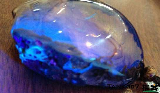 網上用紫光手電鑒定琥珀的帖子這么多，哪個是真假？