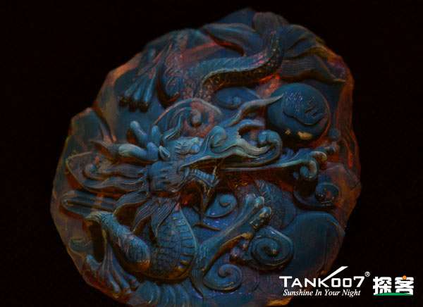 網上用紫光手電鑒定琥珀的帖子這么多，哪個是真假？