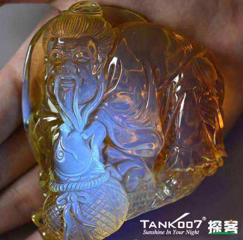 網上用紫光手電鑒定琥珀的帖子這么多，哪個是真假？