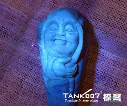 網上用紫光手電鑒定琥珀的帖子這么多，哪個是真假？