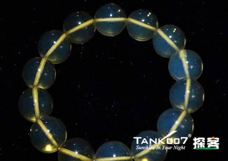 網上用紫光手電鑒定琥珀的帖子這么多，哪個是真假？