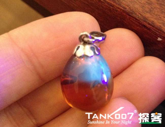 網上用紫光手電鑒定琥珀的帖子這么多，哪個是真假？