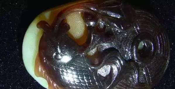 漲知識(shí)，玉也能騙人！照玉手電筒照出真相