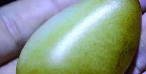 漲知識(shí)，玉也能騙人！照玉手電筒照出真相